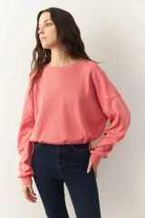 Buzo celeste cropped de manga larga con puños y cordones ajustables en la cintura.