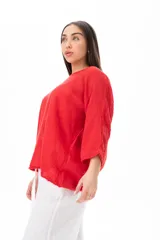 Blusa roja de viscosa con mangas 3/4 y corte holgado.