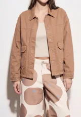 Sobrecamisa de algodón color marrón claro, con cuello camisero y cierre frontal de botones a presión. Presenta detalles de bordado vertical en el frente y en los puños.