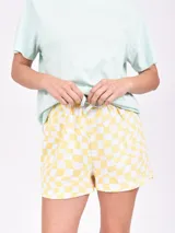 Conjunto de pijama de verano, compuesto por remera blanca de mangas cortas con estampa de langosta y short con estampado de langostas, cangrejos y motivos playeros.