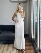 Vestido largo blanco de tejido cloque con licra, corte ajustado y breteles finos.