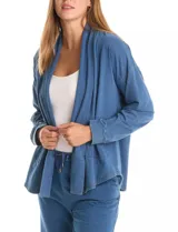 Cardigan abierto de denim liviano, con corte holgado y recto. Presenta solapas amplias, bolsillos frontales funcionales, hombros caídos y ruedo redondeado.