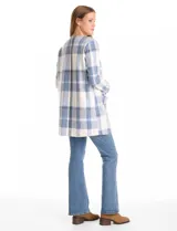 Cardigan abierto de tejido soft con estampado de cuadros en tonos azul y blanco. Presenta corte recto, mangas largas y dos bolsillos frontales aplicados.