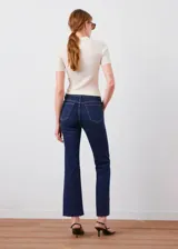 Jeans de corte flare y diseño crop, confeccionados en denim azul oscuro con tiro medio y estilo clásico de cinco bolsillos.