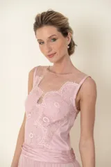 Vestido midi de tul y encaje bordado color rosa pastel, con cintura fajada drapeada y falda con volados.