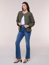 Campera matelaseada color verde militar con diseño capitoneado de rombos, escote redondo sin cuello y cierre frontal con broches a presión. Cuenta con bolsillos frontales oblicuos y ruedo curvo con aberturas laterales.