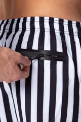 Short de baño con diseño de rayas verticales en blanco y negro, con cintura elástica ajustable mediante cordón y logo metálico pequeño en el ruedo.