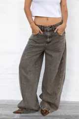 Jean de mujer color gris oscuro con efecto acid wash, de corte holgado y tiro bajo.