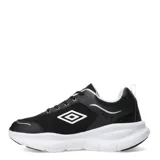 Championes urbanos Umbro modelo Dash, color negro con detalles en blanco. Presentan una combinación de malla y material sintético en la capellada, con el logo de la marca en el lateral y en la lengüeta, montados sobre una entresuela blanca de diseño robusto.