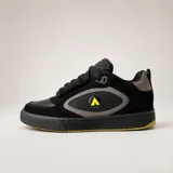 Zapatillas Airwalk Bramer, color negro con detalles en gris y acentos en amarillo lima. Diseño robusto de inspiración skate, con cordones gruesos y suela de goma.