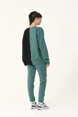 Buzo de cuello redondo combinado en verde y negro con logo retro bordado.