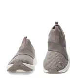 Championes Puma Softride Harli Slip On para mujer, de diseño sin cordones con tiras elásticas cruzadas sobre el empeine. Confeccionados en tejido de malla gris con detalles en rosado viejo y suela blanca amortiguada.