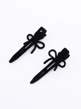 Set de dos pinzas para el pelo negras con forma de moño.