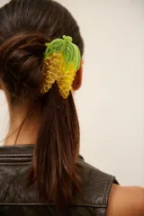 Broche para el pelo con forma de ají picante rojo con detalles en amarillo y verde.