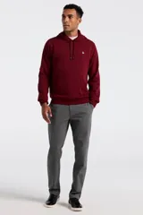 Buzo tipo hoodie de color bordó, con capucha ajustable mediante cordones, bolsillo frontal tipo canguro y logo bordado de la marca en el pecho.