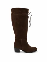 Bota de caña alta color suela, confeccionada en cuero napa, con diseño de caña caída y ajuste mediante cordones en la parte superior. Presenta un taco cuadrado foliado de 4,5 cm y suela de goma antideslizante.