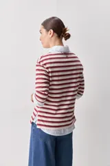 Remera a rayas horizontales rojas y beige, con mangas 3/4 y escote bote.