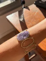 Brazalete rígido con diseño de espirales, hecho a mano en alpaca color plateado y amatista en bruto.