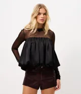 Blusa strapless de sat&eacute;n color negro, con dise&ntilde;o drapeado en el busto y corte abullonado en el ruedo.