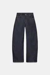 Jeans de tiro bajo con corte barrel leg y diseño de cinco bolsillos. Presenta costuras laterales curvadas con pespuntes a contraste y cierre frontal con cremallera y botón.
