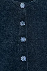 Chaqueta de punto de cuello redondo y manga larga, con cierre frontal de botones y acabados en rib.