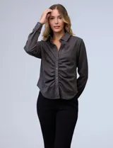 Camisa azul en símil suede, marca Ninety. Cuello con solapa y abertura central con botones. Delantera fruncida.