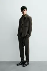 Sobrecamisa de corte regular fit en tejido elástico y transpirable, con cuello solapa, cierre frontal mediante botones a presión y bolsillo de plastrón en el pecho. Presenta mangas largas con puños abotonados y bajo con aberturas laterales.