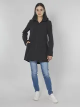 Campera negra de poliéster con cremallera frontal, cuello con capucha, bolsillos laterales con cremallera y cintura elástica ajustable.