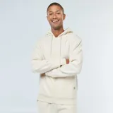 Buzo con capucha color blanco hueso, con cierre frontal, bolsillos tipo canguro y cordones ajustables en la capucha.