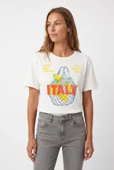 Remera color blanco off-white, de manga corta y corte clásico, con estampa frontal con la inscripción "Marga-Rita" y un pequeño vaso de cóctel.