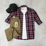 Camisa de manga larga color bordó con estampado a cuadros en blanco y gris.