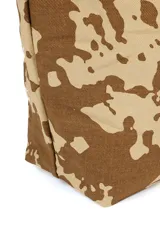 Bolso tipo shopper con estampado animal print en tonos beige y marrón.