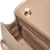 Bandolera de mano y hombro color taupe, confeccionada en material símil cuero con textura granulada. Presenta una solapa frontal con cierre metálico giratorio, asa superior rígida y correa larga ajustable y extraíble. Incluye logo metálico de la marca en la parte frontal.