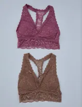 Pack de dos bralettes de encaje, uno color rosa viejo y otro color marrón claro. Ambos tienen breteles fijos y espalda estilo nadador.