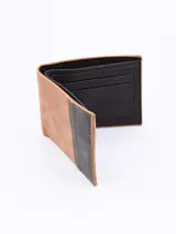 Billetera plegable de hombre, color marrón claro con secciones en verde oliva y gris oscuro. Presenta costuras visibles en los bordes.