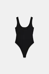 Body negro de escote cuadrado y tirantes anchos, con cierre de broches en la parte inferior.