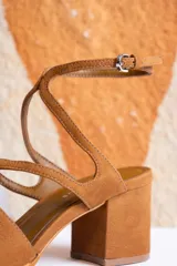 Sandalias de cuero color marrón con tiras finas y taco cuadrado.