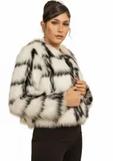 Chaqueta corta de piel sintética con estampado a cuadros en blanco y negro, de corte recto y manga larga.