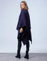 Ruana negra de tejido soft con ribete de cuero sintético.