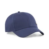 Gorra de béisbol azul marino con visera curva y logo Puma metálico en el frente. Cuenta con correa trasera ajustable.