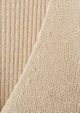Chaleco de punto grueso color beige, con diseño recto, escote en V con solapa, sin mangas, tirantes anchos y cierre delantero con botones.