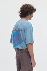 Remera celeste con efecto lavado washed, cuello redondo, mangas cortas y calce holgado. Cuenta con pequeño estampado tipográfico en el pecho.