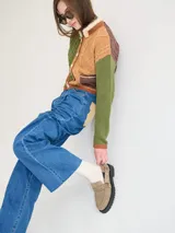 Mocasines Mutma Gales de cuero color tostado, con plataforma gruesa dentada, detalles de tachas metálicas, argollas y tira lateral con hebilla.