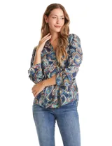 Blusa de gasa con estampado de estilo paisley en tonos azules, marrones y celestes. Presenta cuello a la base con escote en V y mangas largas con sistema de ajuste mediante presilla y botón.