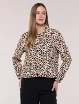 Camperita liviana de silueta entallada y largo a la cintura, con cuello camisero, cierre frontal de botones, mangas largas y bolsillos con solapa en el pecho. Presenta estampado animal print.