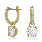 Aros colgantes con baño en tono oro, con aros pequeños con incrustaciones de cristales y dije colgante de cristal talla redonda.