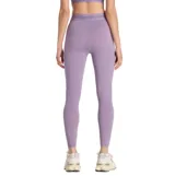 Calza deportiva New Balance color lila, de tiro alto con cintura elástica ancha que incluye el logo de la marca y líneas sutiles. Confeccionada con tejido elástico con tecnología NB Sleek para mayor comodidad y ajuste firme durante el entrenamiento.