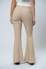 Pantalón de tiro alto color beige, con cierre frontal con cremallera y botón, bolsillos delanteros y traseros, y corte evasé en el bajo.