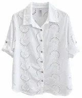 Camisa blanca de broderie con cuello camisero, cierre frontal con botones y mangas cortas con presilla.