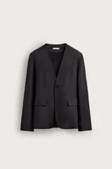 Blazer relaxed fit de color negro, confeccionada en tejido fluido con mezcla de viscosa y lino. Presenta cuello sin solapas, manga larga, bolsillos de solapa en la cadera y cierre frontal de un botón.